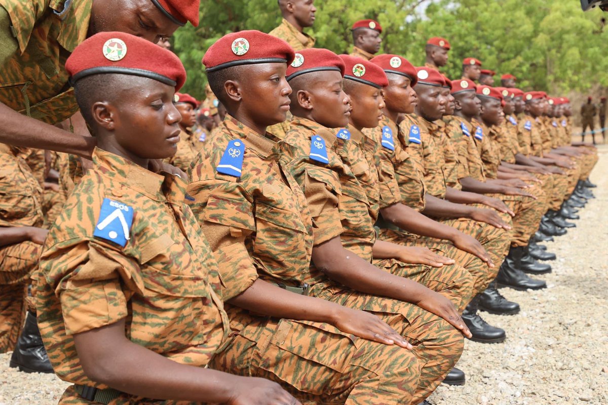 suglimanie's tweet image. 112 Elèves Sous-Officiers Spécialistes dont 28 personnes féminins ont reçu leurs galons de sergent à l’Ecole Nationale de Sous-Officiers d’Active (ENSOA) dans l’enceinte du Camp  Général Bila ZAGRÉ à Kamboinsin.
#BurkinaFaso #Lwili #EMGA