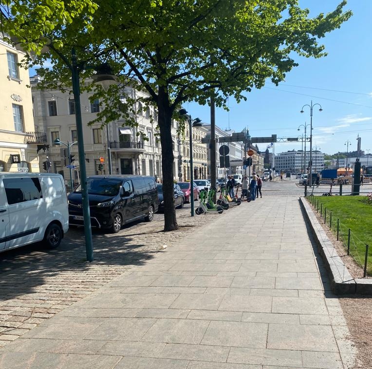 Asiakas lähetti juuri otetun kuvan Pohjois-Espan ruuhkasta. Tienpitäjä eli Helsingin kaupunki vastaa liikennejärjestelyistä, poliisilla ei ole toimivaltuuksia muuhun kuin valvontaan. On selvä, että välityskyky vähenee kun kaista poistuu, nyt vaan kuljettajilla hermot kurissa.