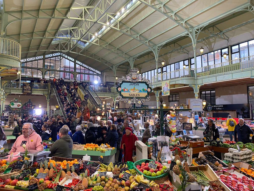 YannickMOREAU's tweet photo. Mogettes, préfou, gâche #vendéenne sans oublier nos incontournables produits de la #mer … depuis 1890, il fait saliver les papilles des #Sablais et des visiteurs ! 😉
Il ne vous reste plus que 2 jours pour faire élire notre #MarchéDesHallesCentrales, le plus beau de #France ! 
La @VilleDesSables aime son marché et soutien fièrement ses commerçants qui le font vivre à l’année. 
Votez et faites voter sur @TF1Info ! ✔️

👉🏻 https://t.co/HXHaEyEW8X