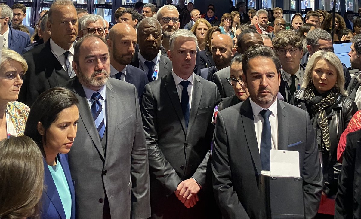 FHF (@lafhf) on Twitter photo Minute de silence observée à #SANTEXPO en présence de nombreux ministres pour rendre hommage à Carène, infirmière de 38 ans décédée à la suite de son agression hier au <a href="/CHUdeReims/">CHU de Reims</a>.
Soutien total aux victimes, à leurs proches & à l’ensemble des professionnels de l’établissement. Minute de silence observée à #SANTEXPO en présence de nombreux ministres pour rendre hommage à Carène, infirmière de 38 ans décédée à la suite de son agression hier au <a href="/CHUdeReims/">CHU de Reims</a>.
Soutien total aux victimes, à leurs proches & à l’ensemble des professionnels de l’établissement.