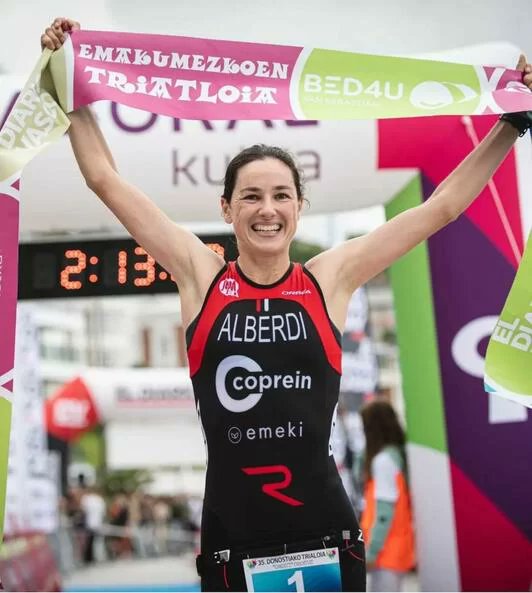 NAIZ irratia (@naizirratia) on Twitter photo 🏃♀️ Entrenamendu gogorra osatuta etorri da '<a href="/Kirolarigaittun/">Kirolari gaittun</a>' saiora <a href="/helene_alberdi/">Helene</a> triatleta.
Iaz, Europako txapelketa irabazi zuen Bilbon. Aurten, seigarren egin du Ibizan munduko txapelketan 👇
<a href="/naiz_kirolak/">naiz: Kirolak</a>
🔈▶️ irratia.naiz.eus/eu/info_irrati… 🏃♀️ Entrenamendu gogorra osatuta etorri da '<a href="/Kirolarigaittun/">Kirolari gaittun</a>' saiora <a href="/helene_alberdi/">Helene</a> triatleta.
Iaz, Europako txapelketa irabazi zuen Bilbon. Aurten, seigarren egin du Ibizan munduko txapelketan 👇
<a href="/naiz_kirolak/">naiz: Kirolak</a>
🔈▶️ irratia.naiz.eus/eu/info_irrati…