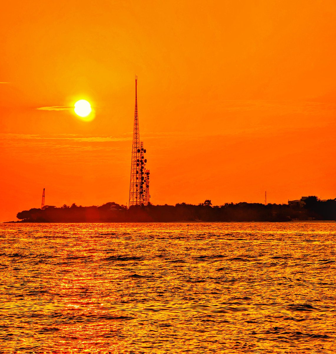 Villimalé Communication Tower @ Sunset 

Indian Ocean, Maldives

#TeamPixel #SeenOnPixel #yourshotphotographer