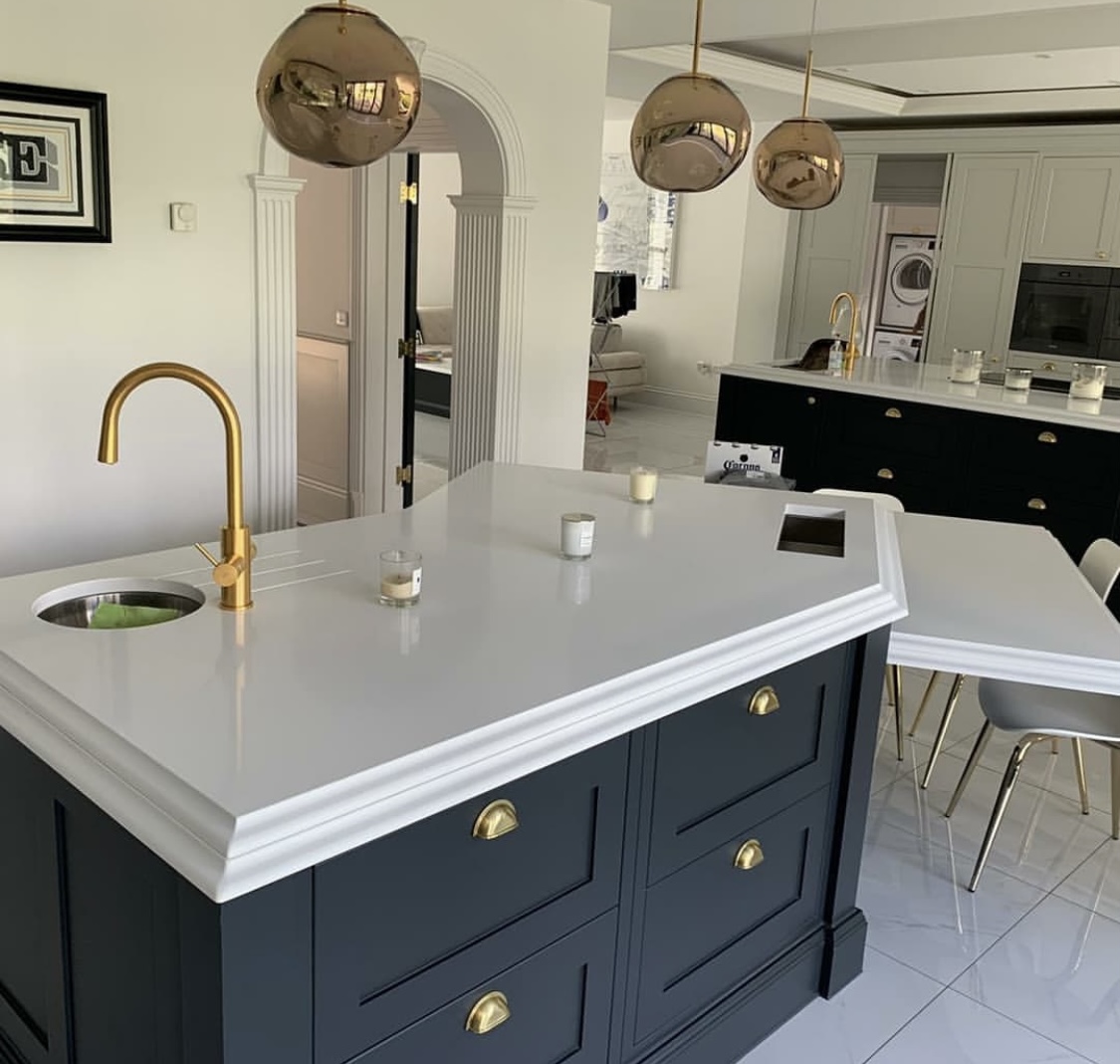 MedusaStoneLtd's tweet image. Throwback to this beautiful 30mm Ultra White from CRL stone with 30/30 double ogee edge profile🔥 

This kitchen and dining room is the epitome of luxury✨ 

#ultrawhite #bespokekitchen #kitcheninstallation #modernhomedesigns #interior