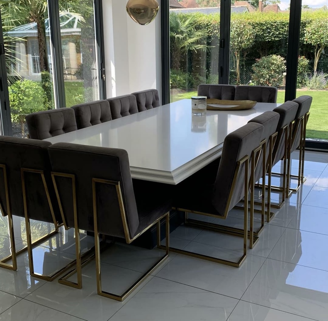 MedusaStoneLtd's tweet image. Throwback to this beautiful 30mm Ultra White from CRL stone with 30/30 double ogee edge profile🔥 

This kitchen and dining room is the epitome of luxury✨ 

#ultrawhite #bespokekitchen #kitcheninstallation #modernhomedesigns #interior