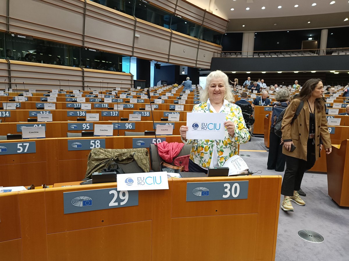 Tomando posiciones @HirvonenSa en el @EUparliament para acceder a los #subtítulos
Es fantástico poder escoger idioma a través de text&top @VelotypeNL aún cuando el sistema de #buclesmagnéticos debe mejorar.
@eurociu @efhoh
Hoy junto a 733 participantes.
#DisabilityParliament