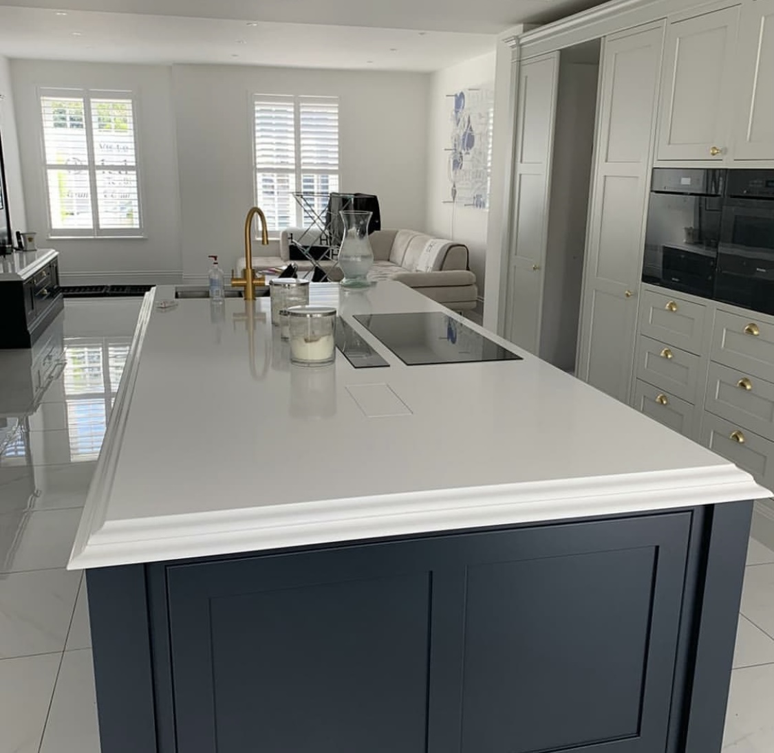 MedusaStoneLtd's tweet image. Throwback to this beautiful 30mm Ultra White from CRL stone with 30/30 double ogee edge profile🔥 

This kitchen and dining room is the epitome of luxury✨ 

#ultrawhite #bespokekitchen #kitcheninstallation #modernhomedesigns #interior