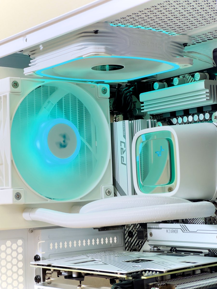 urpc9981's tweet photo. ゲーミングPCのビルドを披露しています！🎥💻🔥 最適なコンポーネントの選択から組み立てまで、愛情を込めた作業でした。強力なプロセッサー、高速なグラフィックスカード、スタイリッシュなRGBライティングに魅了されてください。#ゲーミングPCビルド #YouTubeゲーム #PCマスターレース」 https://t.co/jw8R5bqpiE