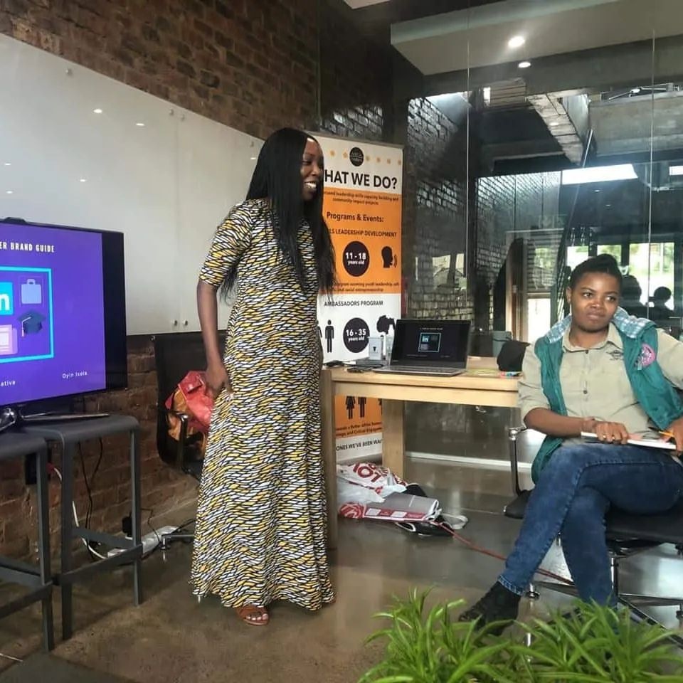 AfricaMatters15's tweet photo. "If everyone helps to hold up the sky, then one person does not become tired."

#africamattersinitiative  #wearetheoneswevebeenwaitingfor #changingtheafricannarrative https://t.co/Tks3SuPgEi