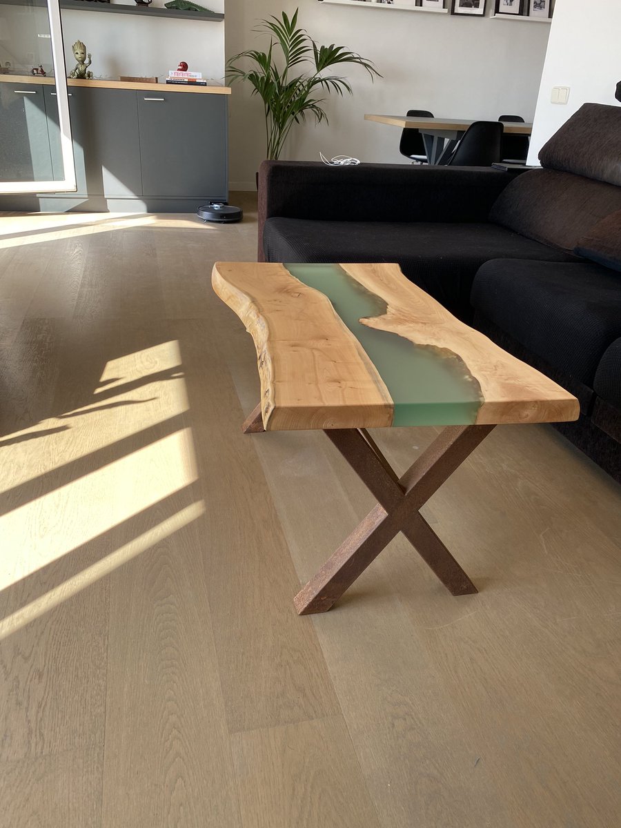 RogerDeFlow's tweet photo. La taula de #Blada amb el riu de resina Epoxy en blau transparent ja és a la seva nova casa, a Vilafranca del Penedès! Ahir em vàren enviar les fotografies ja a lloc, i hi queda preciosa 😍♥️ Moltíssimes gràcies per la confiança! 👏🏻 #Dimarts #SomFusters https://t.co/LaZ0OkqQPt