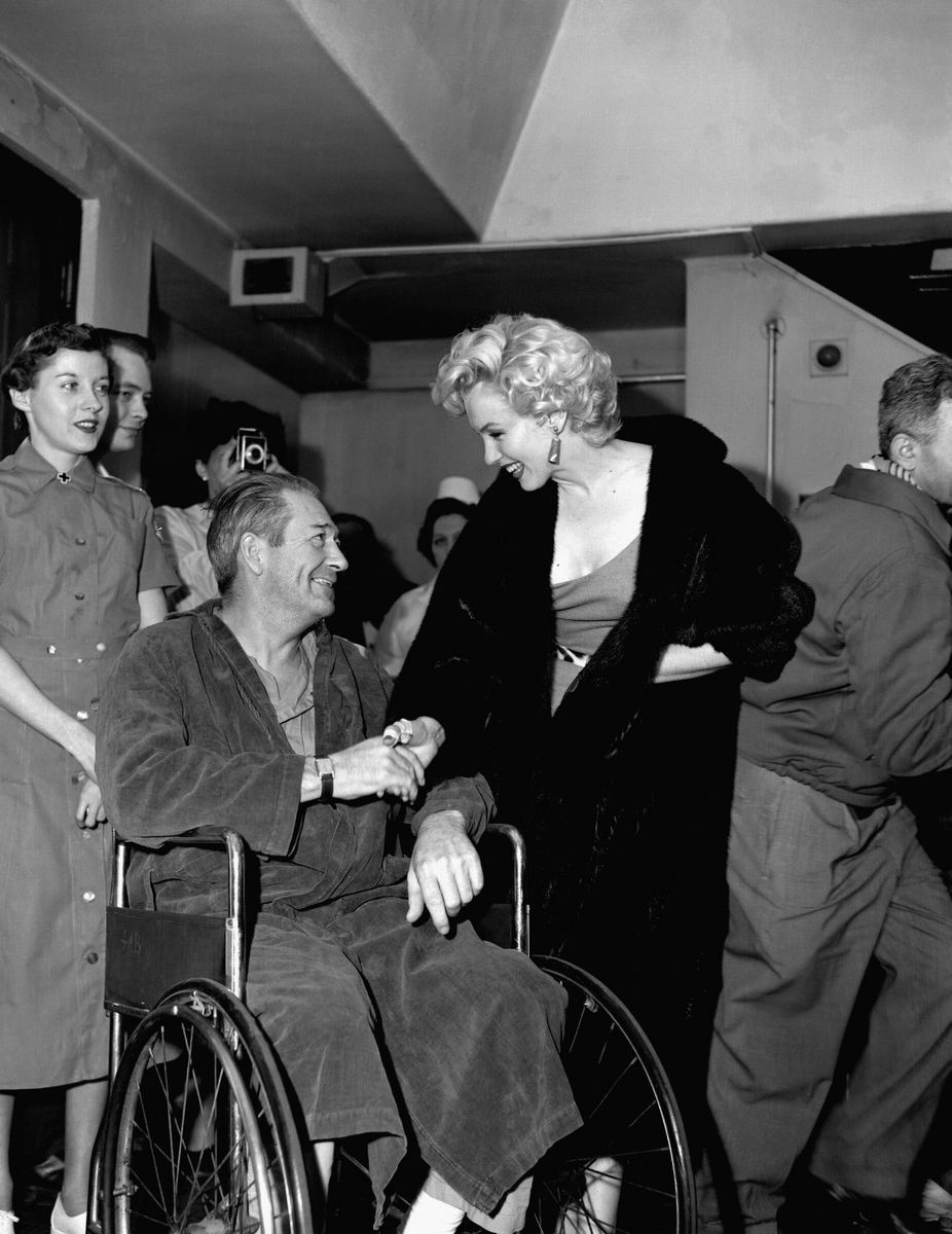 FabioMatteuzzi's tweet photo. #MarilynMonroe  visting injured soldiers at the Tokyo Army Hospital in Japan, February 5th, 1954 #50sWomen #50s #MovieStar #actress @LorelinaBeauty @MarilynSpirit @Deb69022064 @MarilynChannelM @FilmTVLegends https://t.co/qzMNWBKvsq