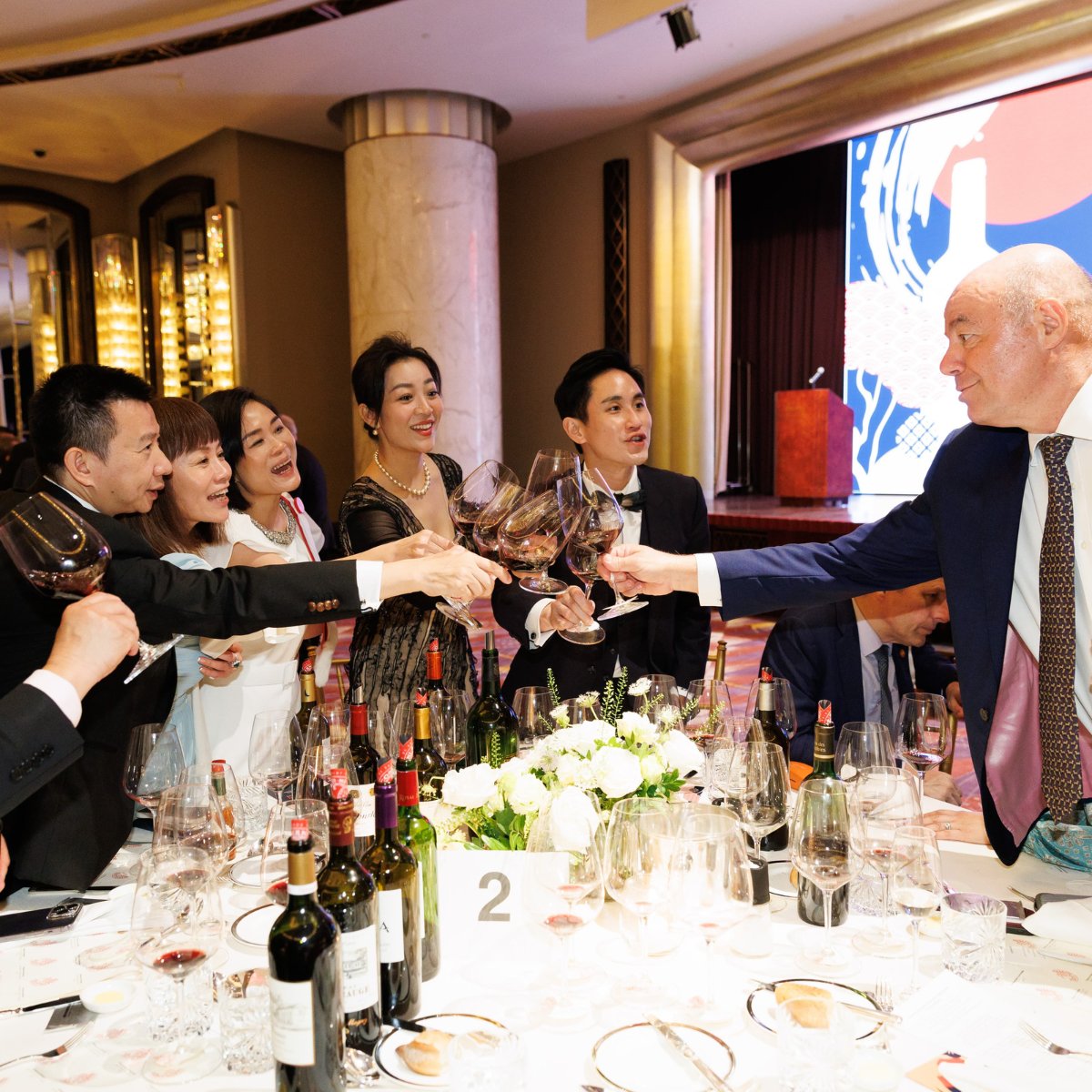 Vins Saint-Emilion (@vinsstemilion) on Twitter photo Retour en 📸 sur le dîner de Gala de la #Jurade de #SaintEmilion au Grand Hyatt Hong Kong et l'intronisation de <a href="/ChristileDrulhe/">Christile Drulhe</a> au cours de la soirée.
bit.ly/3OENW7v
#Chancellerie #gala #vin #vinssaintemilion Retour en 📸 sur le dîner de Gala de la #Jurade de #SaintEmilion au Grand Hyatt Hong Kong et l'intronisation de <a href="/ChristileDrulhe/">Christile Drulhe</a> au cours de la soirée.
bit.ly/3OENW7v
#Chancellerie #gala #vin #vinssaintemilion