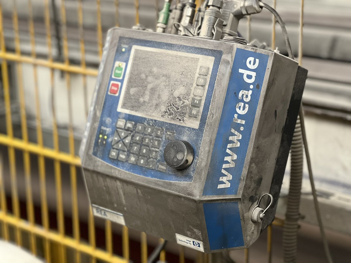 REA_JET_UK's tweet image. One of our long serving solutions in a chipboard application, marking the side of every board at 120m/min. Heat and dust are part of its everyday and it is still going strong.
REA products are made to last!
#quality #ip65 #codingandmarking #REA #chipboard