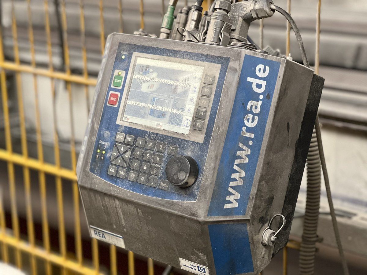 REA_JET_UK's tweet image. One of our long serving solutions in a chipboard application, marking the side of every board at 120m/min. Heat and dust are part of its everyday and it is still going strong.
REA products are made to last!
#quality #ip65 #codingandmarking #REA #chipboard