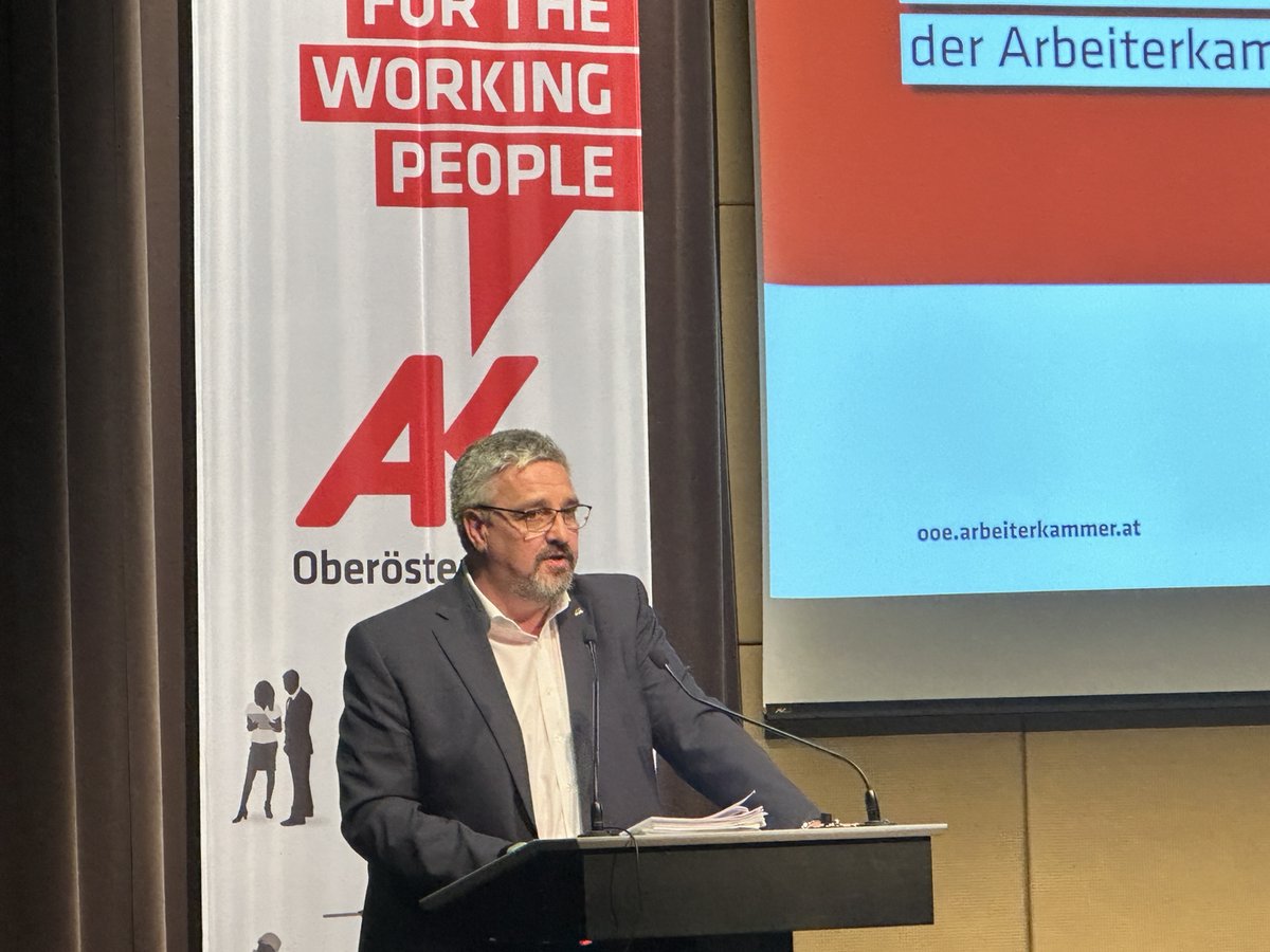 AKLinz's tweet photo. AK-Präsident Andreas #Stangl bei der #Vollversammlung: Viele Beschäftigte können sich - trotz Arbeit - das Leben nicht mehr leisten. Miete, Kreditzinsen, Sprit, Energie und Lebensmittel belasten enorm. #deineStimme https://t.co/X55rQUmSx4