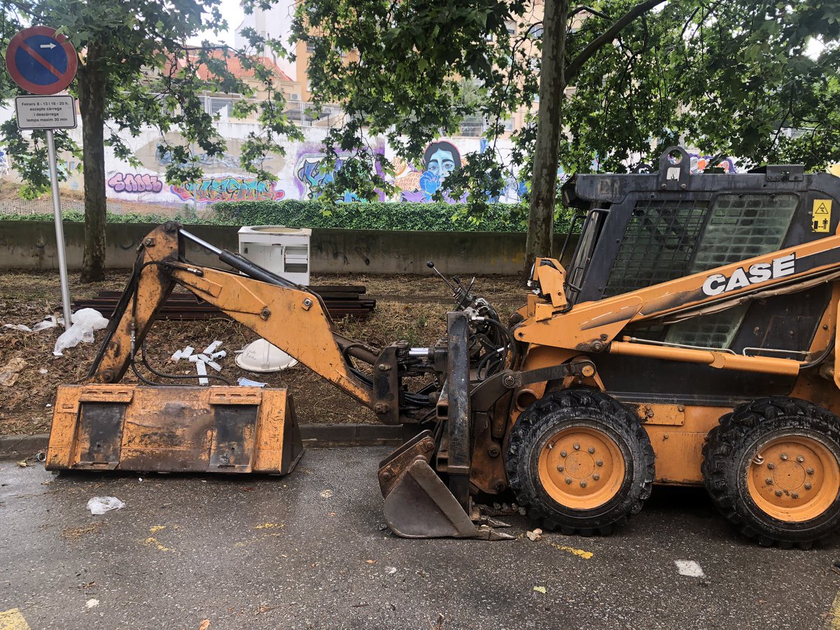 Hi_Soft's tweet photo. Passeig de la Riera 6, ja fa més d’una setmana i ningù s’hen ocupa. Ara que estem en període electoral potser podria passar algù… Ho han llençat els nostres meravellosos veïns okupes que campen tranquil·lament pel barri, la policia local i els mossos ho saben però no fan res. https://t.co/mgsfnCAMoq