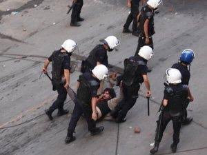 Expression Interrupted (@ExInt24) on Twitter photo 2023-05-23 08:21:06 Gazeteci @GokhanBicici’ye Gezi eylemlerini takip ettiği sırada şiddet uygulayan 5 polise “zor kullanma yetkisinin aşılması,” “hakaret” ve “basit yaralama” suçlarından açılan davanın 5. duruşması bugün görüldü. Dava eksik hususların giderilmesi için 24 Ekim’e ertelendi. Gazeteci @GokhanBicici’ye Gezi eylemlerini takip ettiği sırada şiddet uygulayan 5 polise “zor kullanma yetkisinin aşılması,” “hakaret” ve “basit yaralama” suçlarından açılan davanın 5. duruşması bugün görüldü. Dava eksik hususların giderilmesi için 24 Ekim’e ertelendi.