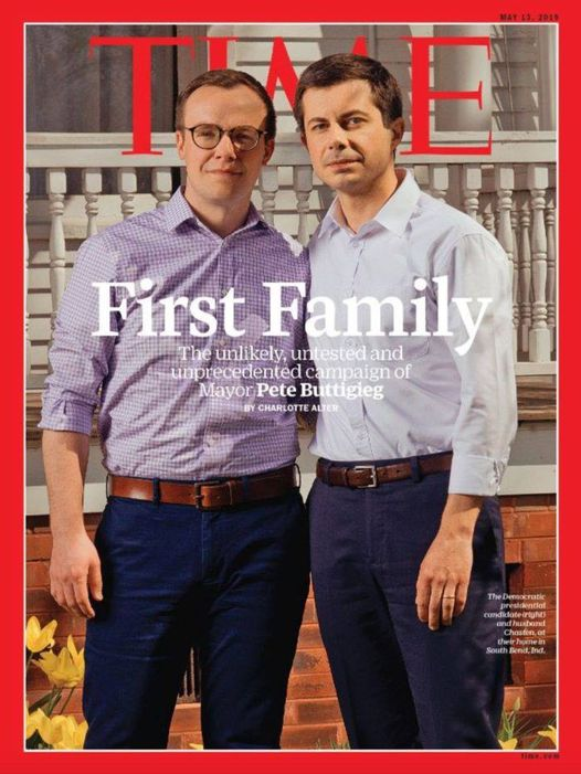 4 yıl önce 
Time Dergisi, Demokrat Parti ve ABD başkanlığına en önemli aday olarak gördüğü 'gay' Pete Buttigieg ve karısını ya da kocasını kapak yapmış.
Başlığa da dikkat lütfen: First Family,  'İlk AİLE'
Sadece bizi değil, bütün dünyayı bu yola itiyorlar diyoruz, inandıramıyoruz