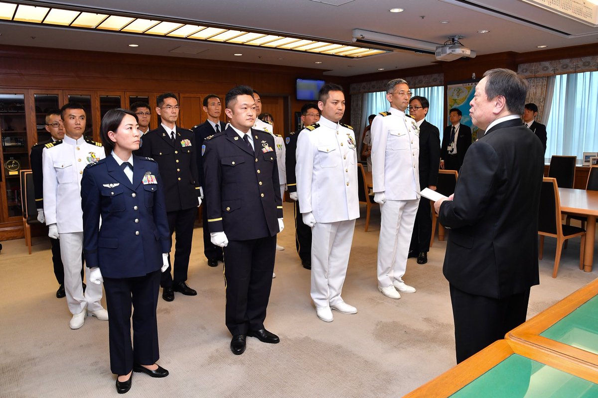 May 23, ＃DefenseMinisterHamada received regards from 12 defense attachés who will be newly dispatched to their assigned countries this summer.　#DMHamada encouraged them to establish a trusted relationship with their countries and strengthen the ties with Japan. #JMOD/#JSDF