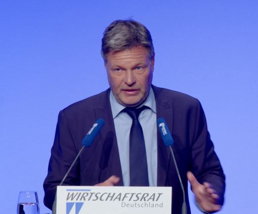 FrankHoltrup's tweet photo. Obwohl BM #Habeck seit 1,5 Jahren in "Alarmstimmung" arbeitet, wirkt er sehr aufgeräumt, als er auf Kritik von @Wirtschaftsrat-Präsidentin #Hamker antwortet. Mit dem #Industriestrompreis will er die energieintensive Industrie, die im internat. Wettbewerb steht, in D halten. #WT23 https://t.co/9lXyMxcre5