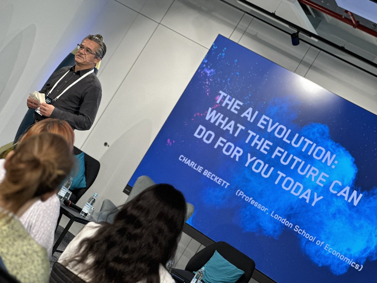 Super Auftakt zum #MIF23 - <a href="/Luisante/">Lina Timm</a> hat zum Thema #KI jemanden gefunden, der beim letzten KI-Hype schon da war, über den aktuellen sprechen kann und auch beim nächsten wohl da sein wird.  😂