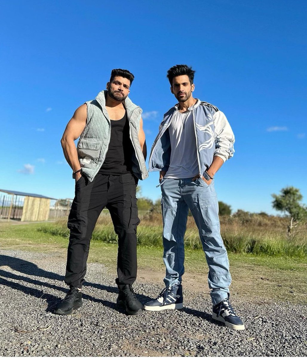 kalamwalainsaan's tweet photo. Shiv kisi show mein jaaye 
aur dostiyan naa ho aisa ho hi nahi sakta!

He's a friend a lucky few get!

Wondering how many ships are going to emerge out of KKK13.

#ShivThakare 
#ShivKiSena 
#ShivThakareInKKK13 
#KhatronKeKhiladi13 https://t.co/gFGCO4sepi