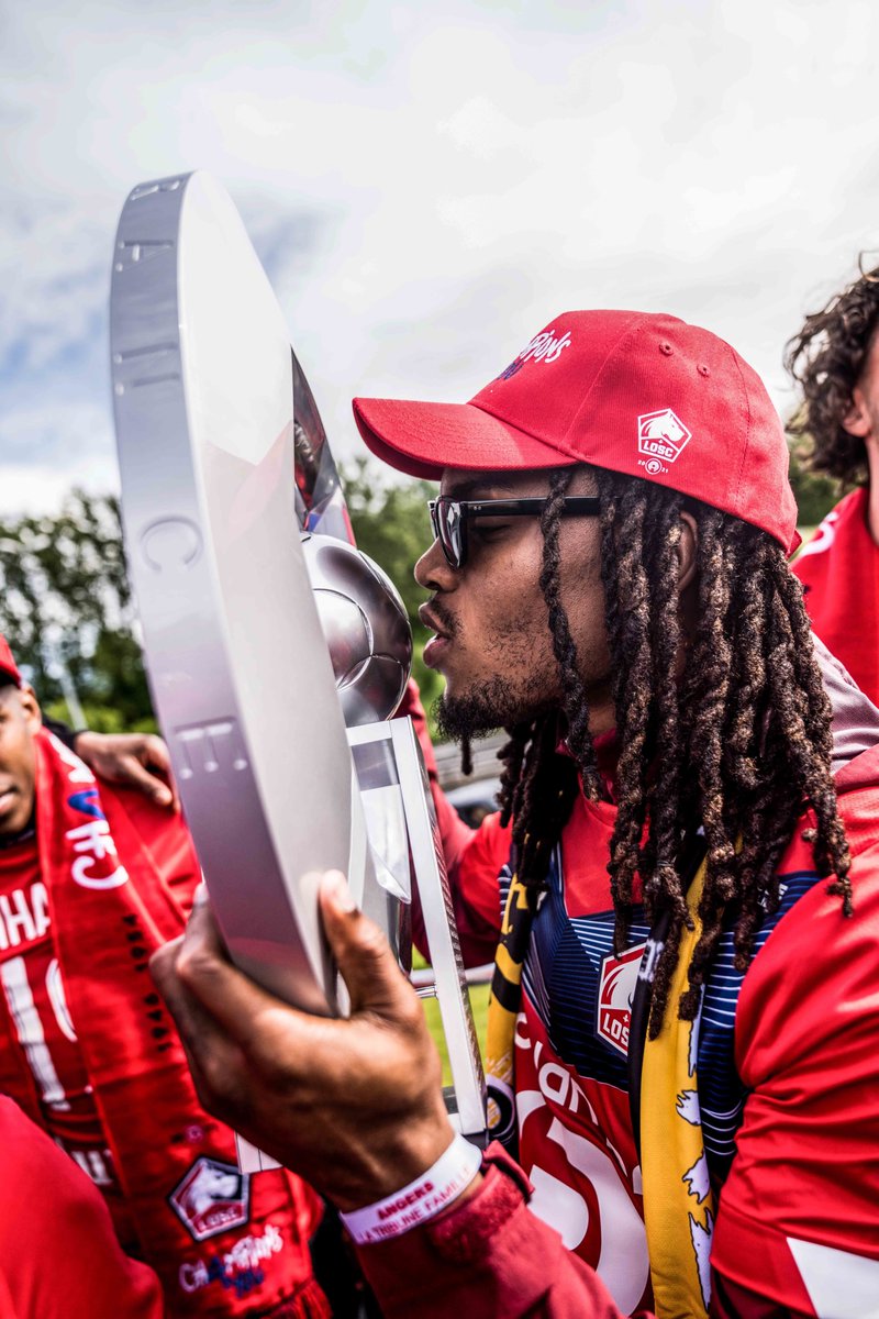 Il y a deux ans jour pour jour, le LOSC de Christophe Galtier était sacré Champion de France. 🏆❤️🤍