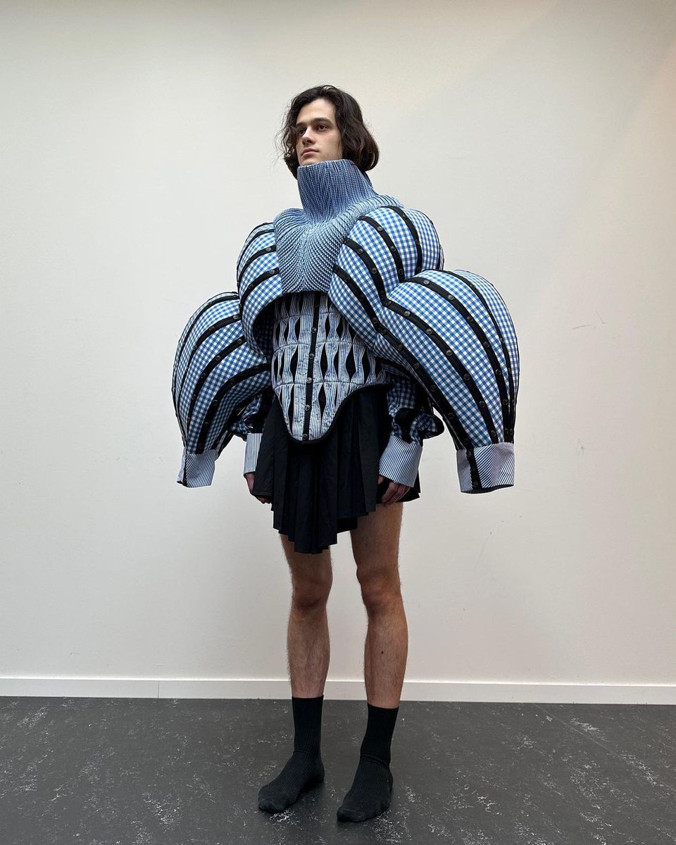 prazzlearts's tweet photo. Dress project
By @aojierou
front view
Model: @m_wyczesany
#fashiondesigner #royalacademyantwerp #1grnary #1granary #thevanillaissue #upnextdesigner #dazedfashion #dazeddiscovered #gasttfashion #fashionforbankrobbers #fashionweek #theperfectmagazine https://t.co/8dIib6JXii
