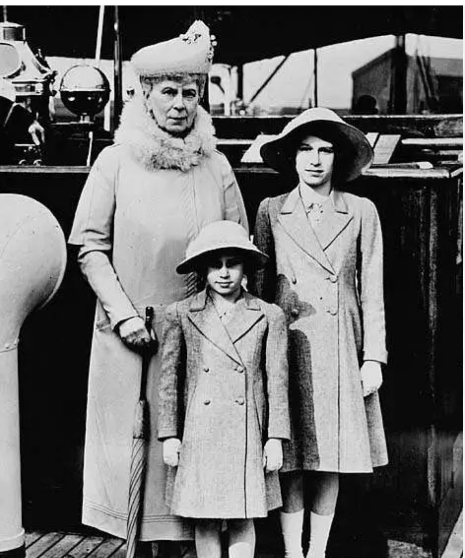 Queen Mary with Princess Elizabeth (later Queen Elizabeth II) and Princess Margaret 👑