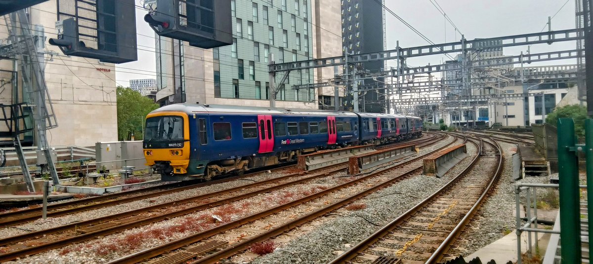 NotYOLOSmh's tweet image. 166211 deprts Cardiff Central with 1F11 0928 to Portsmouth Harbour 

#Class166 @GWRHelp