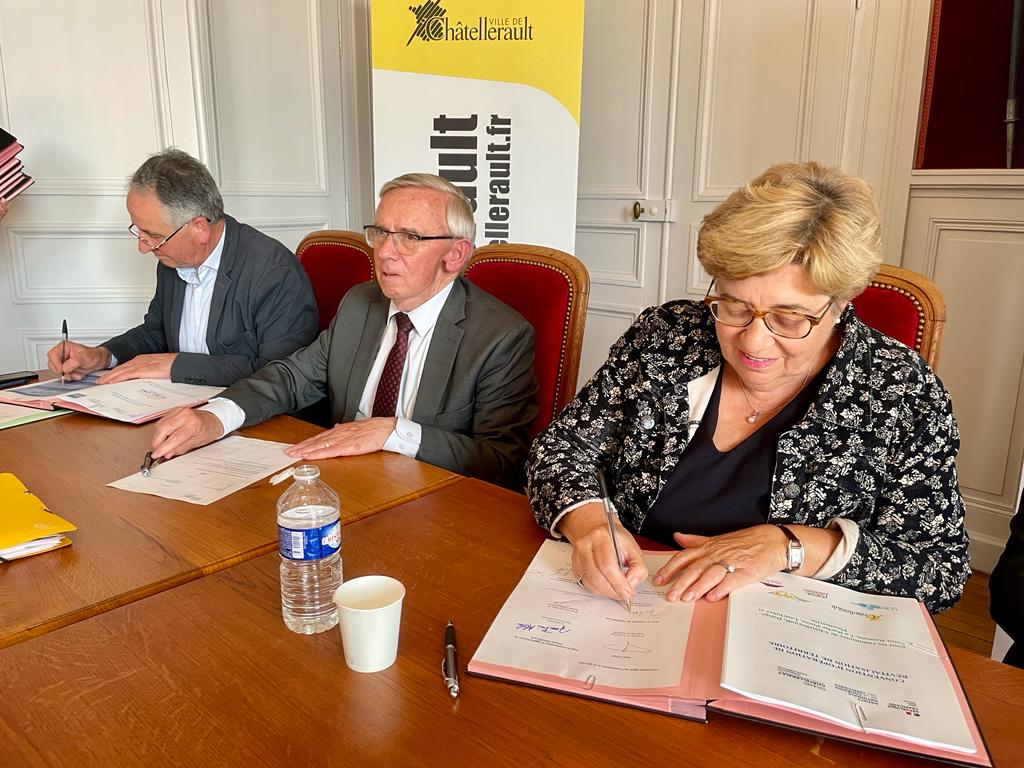 Prefet86's tweet photo. #RevitaliserNosTerritoires
✒️Signature de la convention de revitalisation du territoire avec @CAChatellerault
🤝@prefet86 et @ANCT accompagnent les collectivités
🎯Redynamiser les bourgs des petites villes de demain #PVD
#LaRochePosay , #Lencloitre, #Pleumartin #DangéSaintRomain https://t.co/s22ezJEaaA
