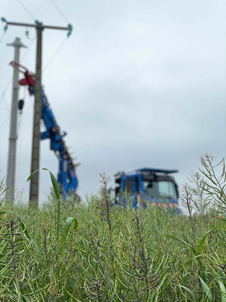 enedis_centre's tweet photo. L'objectif de ce #chantier de Rénovation Programmée❓ Moderniser le #réseau électrique pour prolonger sa durée de vie de 25 ans❗
Au programme : 
🕐 1 seule journée
⚡11 km de réseaux électriques rénovés 
👨‍🔧112 poteaux révisés 
🐦180 protections avifaune posées https://t.co/M85ab1pCjM