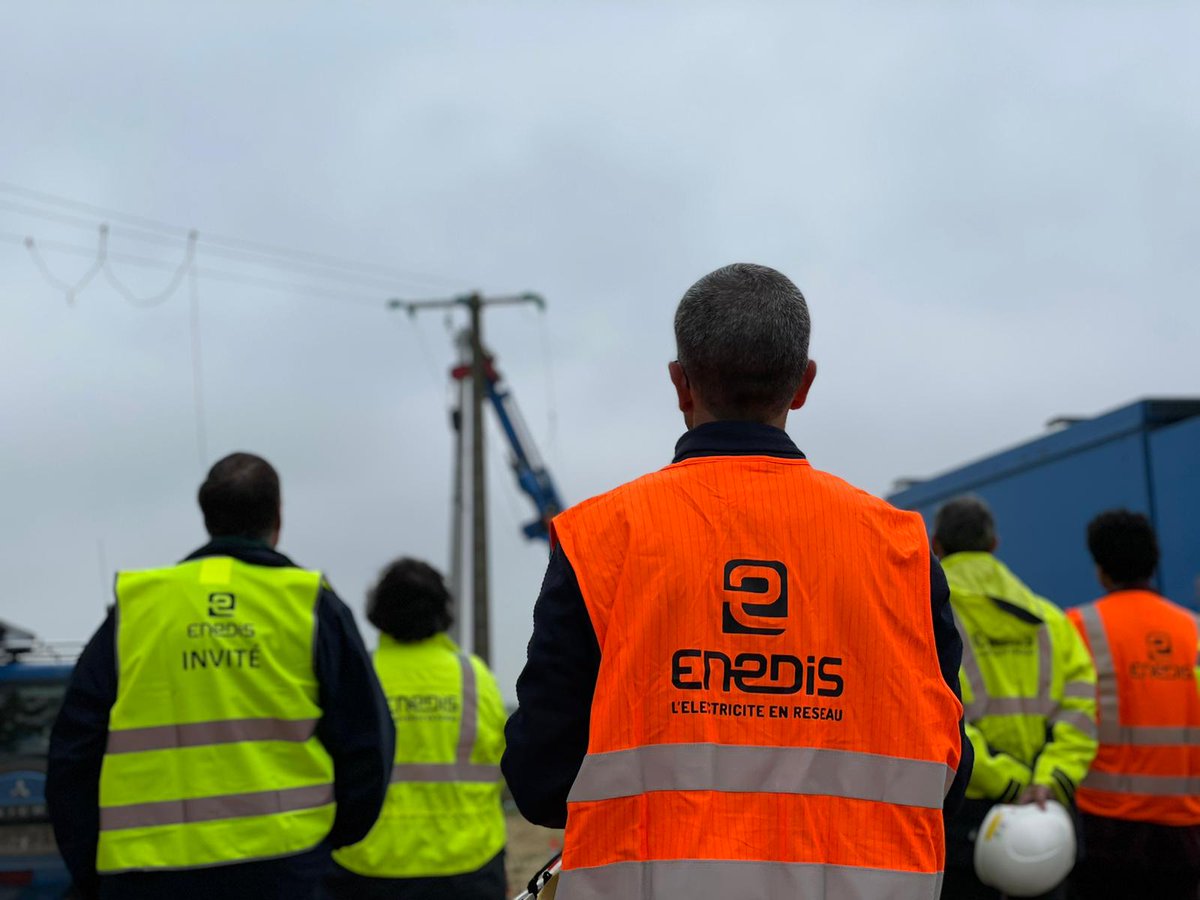 enedis_centre's tweet photo. L'objectif de ce #chantier de Rénovation Programmée❓ Moderniser le #réseau électrique pour prolonger sa durée de vie de 25 ans❗
Au programme : 
🕐 1 seule journée
⚡11 km de réseaux électriques rénovés 
👨‍🔧112 poteaux révisés 
🐦180 protections avifaune posées https://t.co/M85ab1pCjM