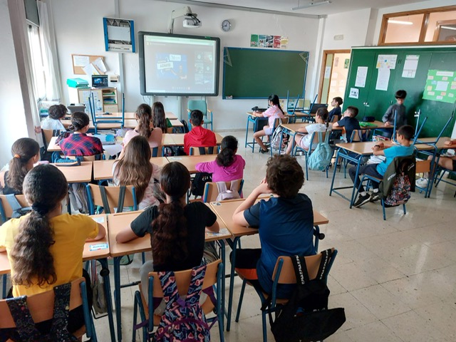TuProfeDAjedrez's tweet photo. ¡Buenos días! 
Os dejamos algunas fotos del proyecto de AJEMATES con la Diputación de Málaga. Muchísimas gracias a todos los colegios y municipios que han participado en estas jornadas de ajedrez y matemáticas. ¡Estamos muy contentos con la gran acogida que ha tenido este año! https://t.co/DmnSd6AZCd
