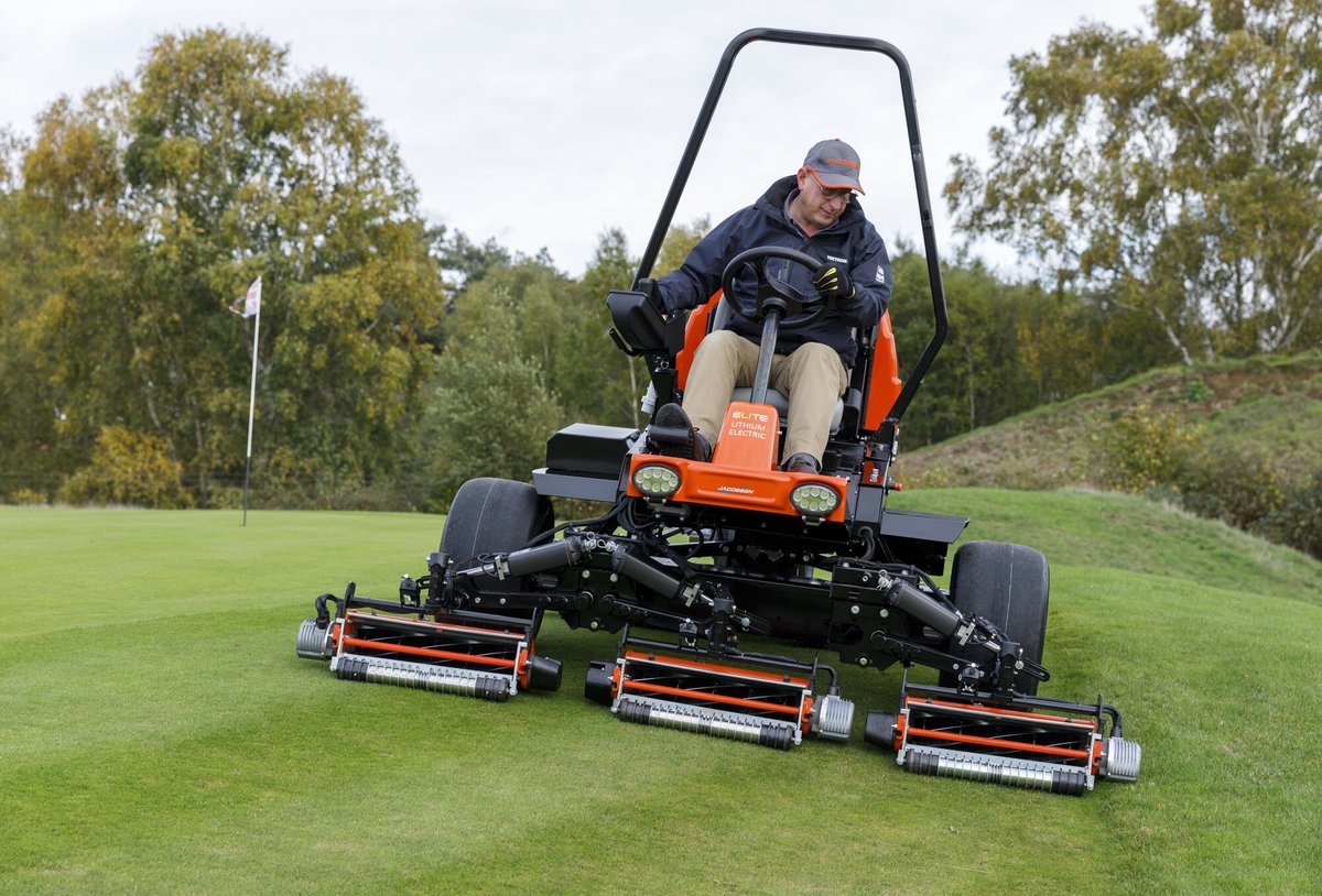 🇸🇪 Join us next week for SLF1 ELiTE Show &amp; Mows around Stockholm. We will be at Haninge Golf Club on 30th May, Arninge GolfClub on 31st May and Soderby Golf Club on 1st June. 

Message us or Gräsvårdsmaskiner to attend.

#Jacobsen #SwedenGolf #GolfCourseManagement #Greenkeeping