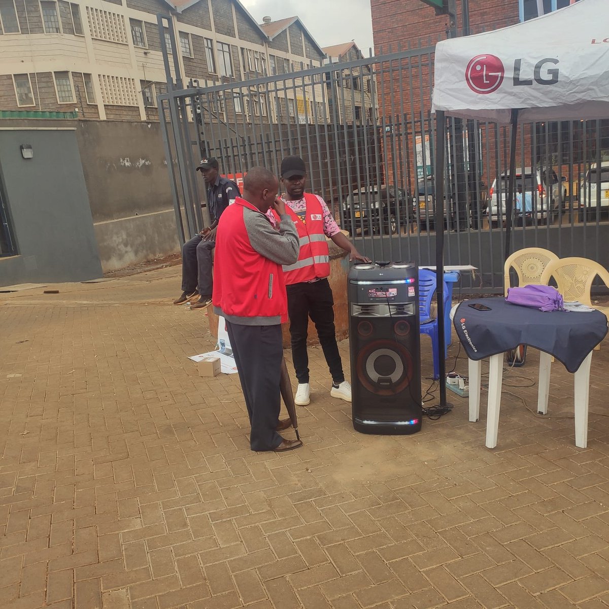 LGEastAfrica's tweet photo. Kiambu, tuko ready. 🎉
Come with your LG appliances to Naivas supermarket, Thindigua and get the care your appliances deserve, absolutely FREE.
#LGServiceCentre #LGCare&Delight #LGFreeRoutineService https://t.co/BLiNOWJXe0
