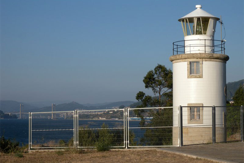 Descubre la historia del primer faro gallego en A Guía, Vigo. Construido en 1844 gracias a la iniciativa de comerciantes locales, este faro ha sido testigo del creciente tráfico marítimo en la ría de Vigo. ¿Sabías que su alcance actual es de 20 millas?