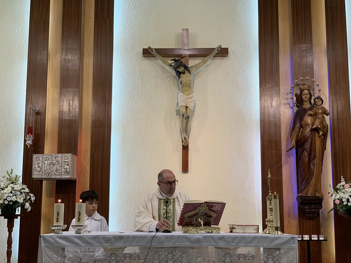 FMAutrera's tweet photo. Hoy celebramos María Auxiliadora en nuestro cole de Utrera y que mejor manera para comenzar esta fiesta tan importantísima para los salesianos y salesianas que con una eucaristía en honor a nuestra Virgen. ¡Viva María Auxiliadora! https://t.co/lcI9VcjNx4