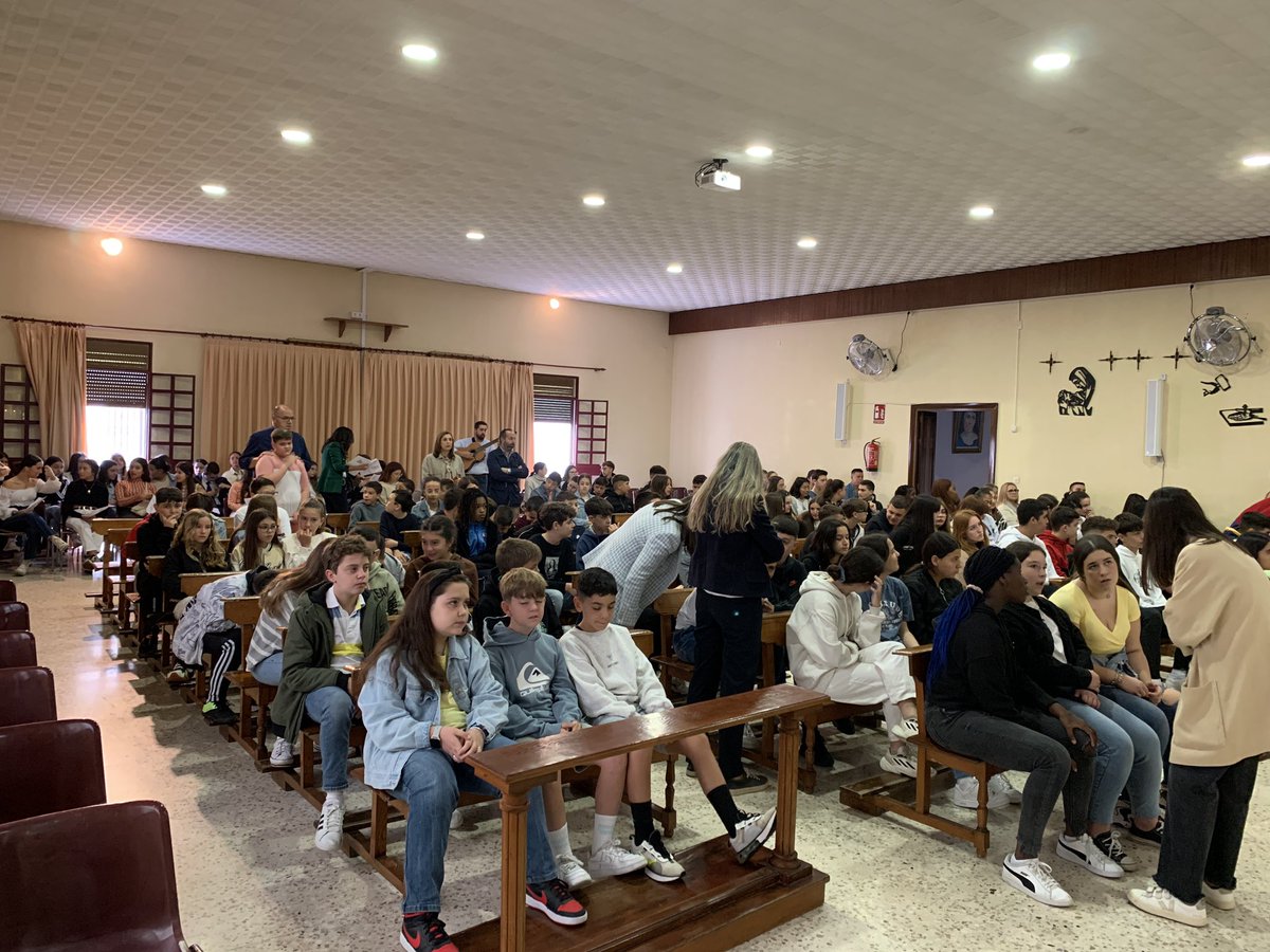 FMAutrera's tweet photo. Hoy celebramos María Auxiliadora en nuestro cole de Utrera y que mejor manera para comenzar esta fiesta tan importantísima para los salesianos y salesianas que con una eucaristía en honor a nuestra Virgen. ¡Viva María Auxiliadora! https://t.co/lcI9VcjNx4