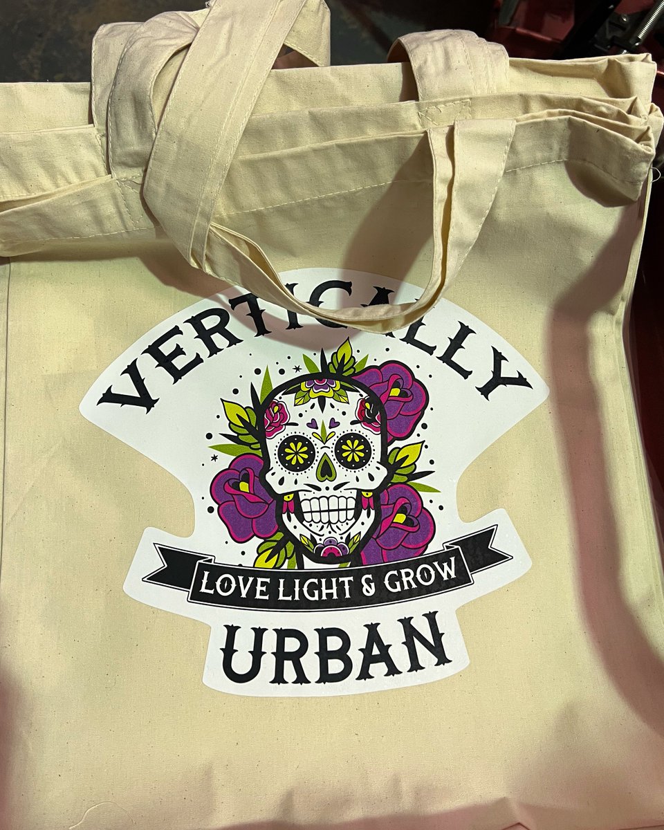 Love shopping bags? We've got you covered! 😍✨Get custom-made bags with your own design. Embroidery or screen printing, we've got options for every taste. Express yourself and stand out with personalized style! 🌈💃#CustomShoppingBags #ExpressYourself