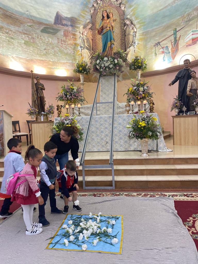 SalesianosLLC's tweet photo. #OfrendaFloral a #MaríaAuxiliadora #MayoSalesiano https://t.co/AZCW5rDZI1