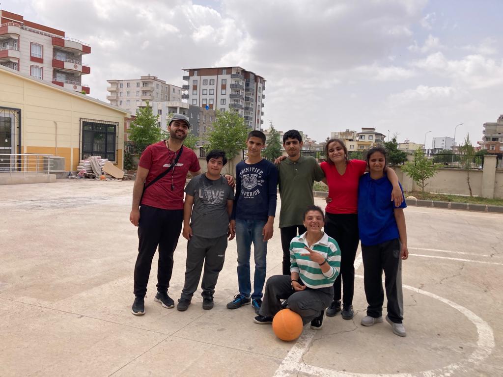 Okulumuzda düzenlediğimiz ' Şapka Tasarımı, Futbol Turnuvası ve Basketbol Turnuvası'nda dereceye giren öğrenci ve takımlarımıza madalyaları Okul müdürümüz Sayın Mustafa YAVNIK ve müdür yardımcımız Harun ERDOĞAN tarafından takdim edildi ... 🏀 🥅 ⚽️🏆🏅