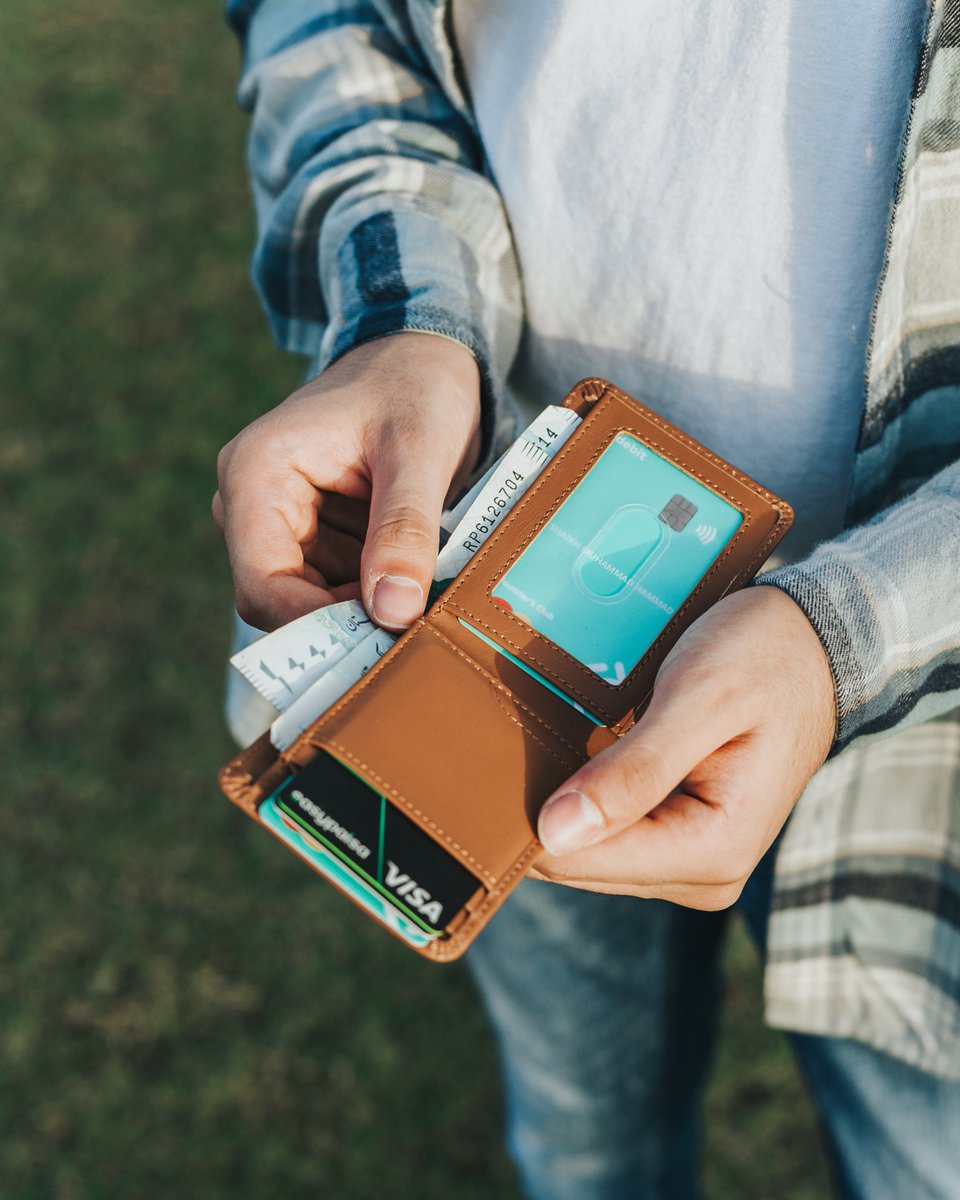 NrthElfOfficial's tweet photo. Ready to light up your life (and your wallet)? The new light brown ATOM wallet is the perfect way to add a touch of humor to your daily routine. Trust us, you won't be able to resist its charms. 
#ATOMwallet #laughoutloud https://t.co/Hwe7OdDYrz