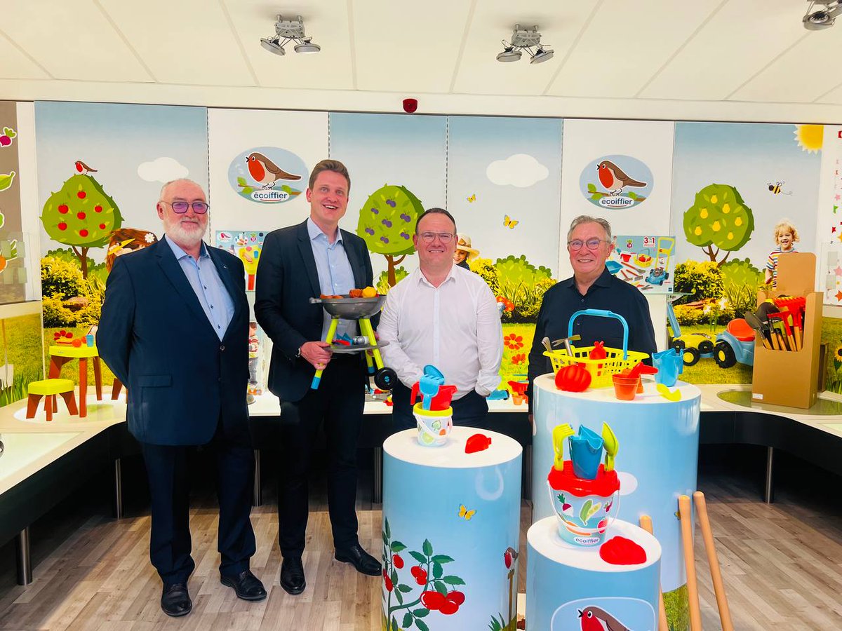 damienabad's tweet photo. Hier avec mon collègue député @charlesrodwell_ nous sommes allés à la rencontre des entreprises du Haut-Bugey qui créent de l'emploi, de la valeur ajoutée et font du made in france. Nous avons visité des fleurons industriels français dans la santé, le cosmétique et le jouet. https://t.co/uvdmeY8DH3