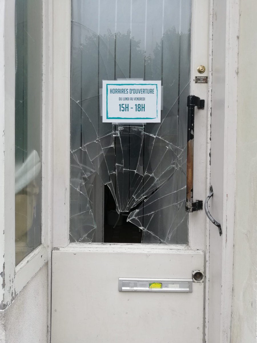 Utopia_56's tweet photo. Cette nuit, la porte de notre local à Tours a été vandalisée. Hier, c’était le centre LGBTI qui été attaqué. Alors que le gouvernement garde le silence, ces violences répétées sont insupportables. Nous avons (à nouveau) déposé plainte. https://t.co/zWocvv8pBd