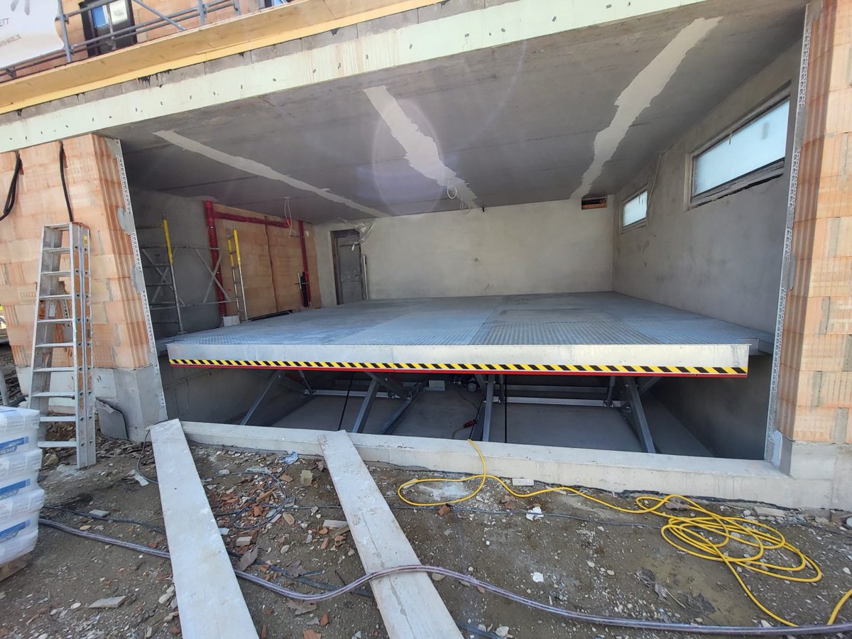 malukGmbH's tweet image. 🚗Montage Autohubtisch / 7x7m / Tragkraft 6t. synchron laufender Hubtisch mit horizontalen Doppelscheren. Die Aufgabe: Autos auf Höhe des Hauseinganges anzuheben -&amp;gt; barrierefreien Zugang ins Haus. 
#montage #carlift #garage #hubtisch #barrierefrei  #team  #bestcompany  #maluk