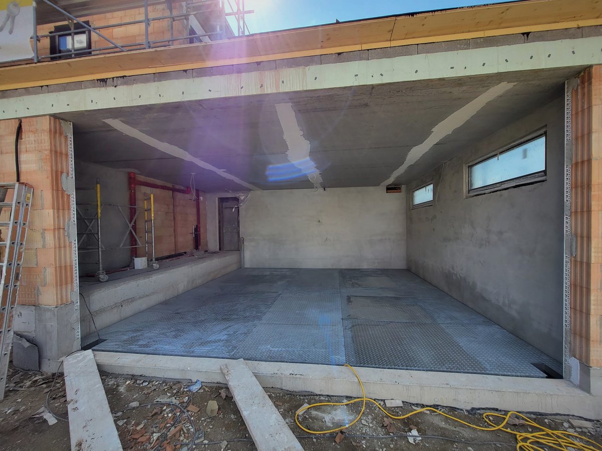 malukGmbH's tweet image. 🚗Montage Autohubtisch / 7x7m / Tragkraft 6t. synchron laufender Hubtisch mit horizontalen Doppelscheren. Die Aufgabe: Autos auf Höhe des Hauseinganges anzuheben -&amp;gt; barrierefreien Zugang ins Haus. 
#montage #carlift #garage #hubtisch #barrierefrei  #team  #bestcompany  #maluk