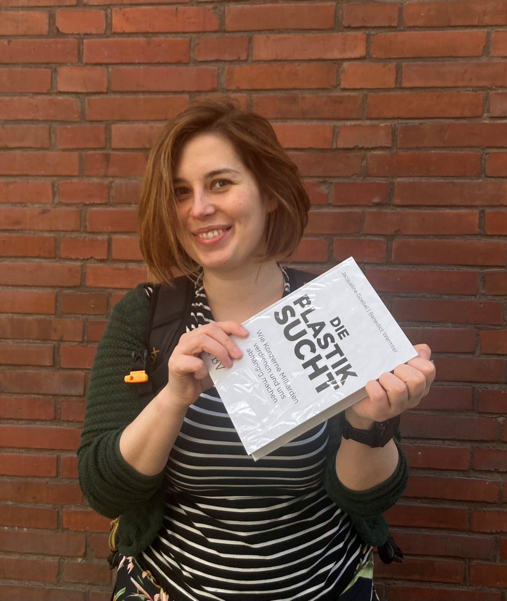 Da ist es! Das erste Exemplar von "Die #Plastiksucht". Ab heute auch im Handel. Ich ziehe gleich durch die Buchhandlungen und halte Ausschau. Wer eins findet, ich freue mich über Fotos. Und keine Angst: Das Buch ist nicht eingeschweißt, das ist unsere Cover-Optik ;)