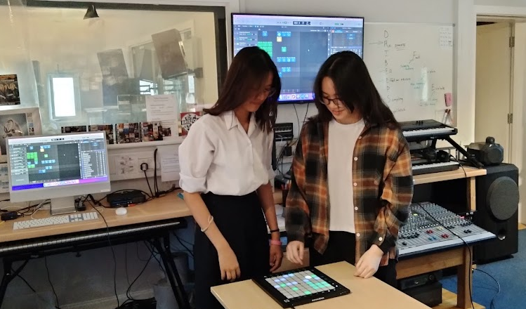 MusicAtWells's tweet image. Pupils enjoying new Music Technology equipment during the Senior School Music Tech club. @Ableton @Apple #musicproduction #musictechnology