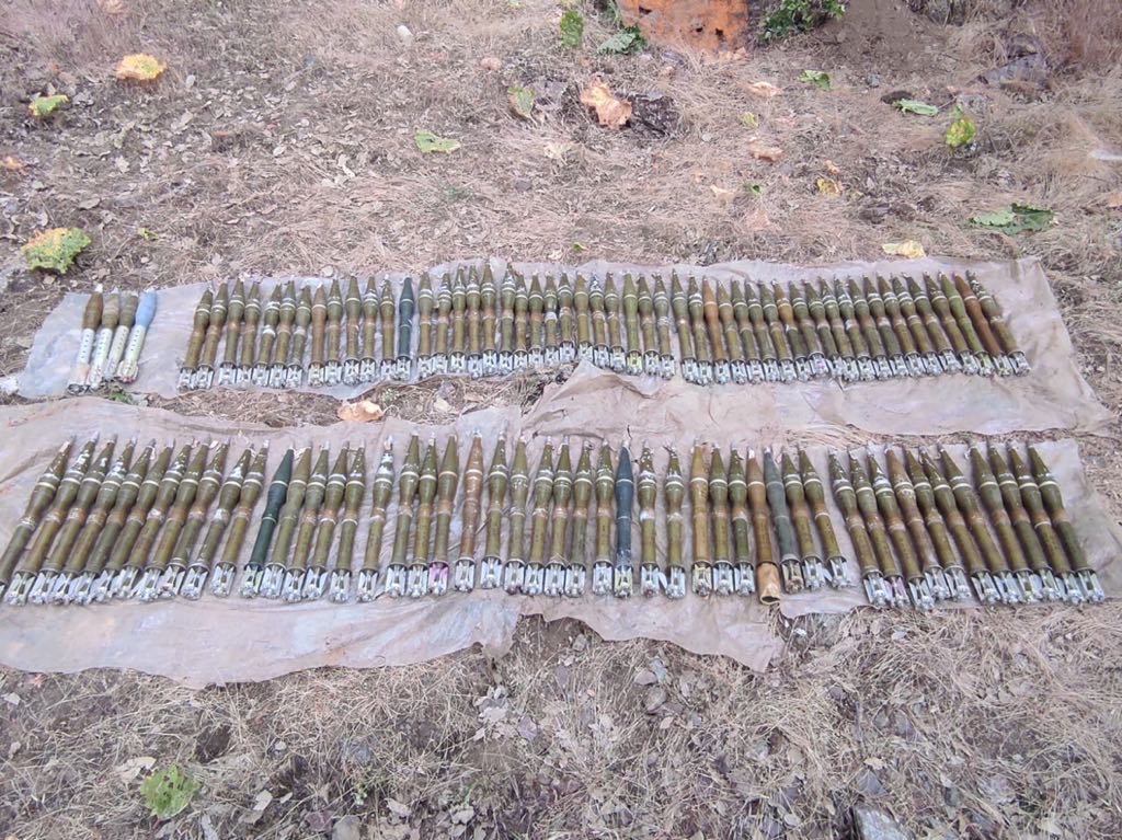 tcsavunma's tweet photo. Kahraman Komandolarımız, Irak’ın kuzeyindeki Pençe Operasyonu bölgesinde arama-tarama görevine aralıksız devam ediyor. Son olarak bölgede teröristlere ait 98 PG-9 73 mm ve 4 adet OG-9 73 mm tanksavar mühimmatı ele geçirildi.

https://t.co/YywKy762c7

#MillîSavunmaBakanlığı https://t.co/TO6OF6I8yG