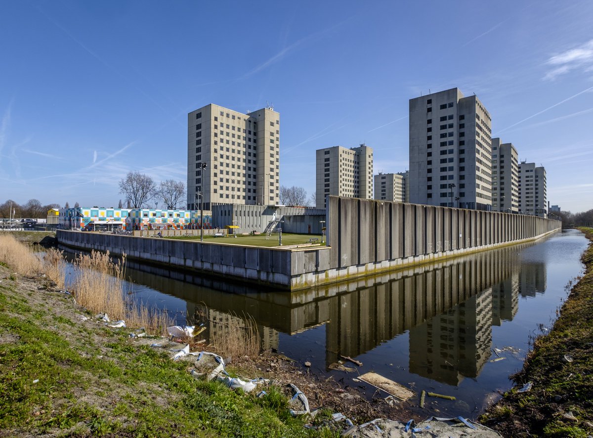 Het precongres van het #nvc vindt plaats in een unieke locatie in Amsterdam: de voormalige Bijlmerbajes🔒. Sinds de sluiting van de gevangenis in 2016 is het complex omgebouwd tot een multifunctionele locatie genaamd ‘Levenslang’.

Lees meer 👉lnkd.in/eRiAr9vy.